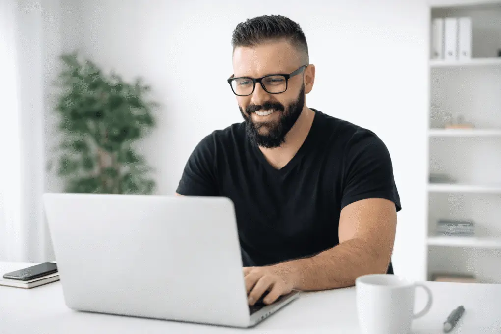 Aluno estudando estratégias de negócios digitais no computador
